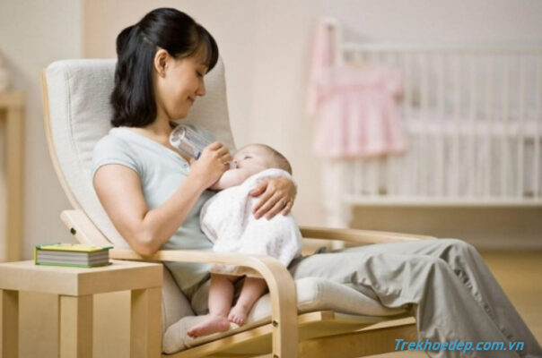 Trẻ dễ bị đầy hơi do bú bình không đúng cách Trẻ dễ bị đầy hơi do bú bình không đúng cách